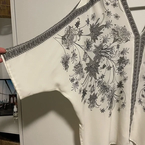 ROSE + OLIVE Women’s Off White/Black Floral Top SZ 1X - Picture 3 of 7